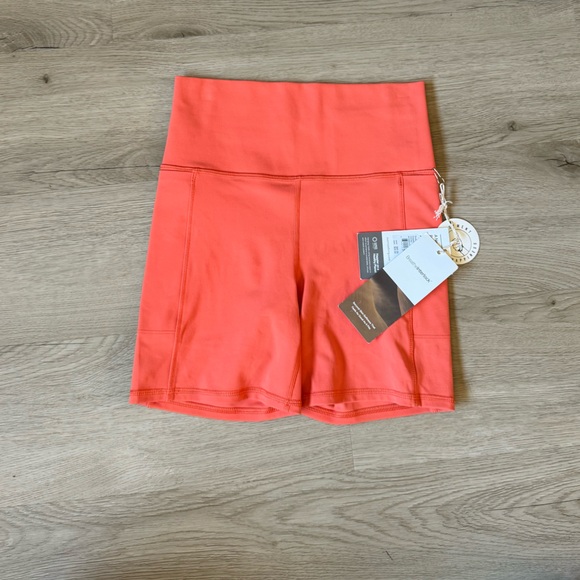 NWT Vuori studio pocket biker shorts - Picture 2 of 3